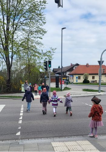 Sicher über die Straße – Verkehrserziehung bei Wurzelzwergen und in Gänseliesl