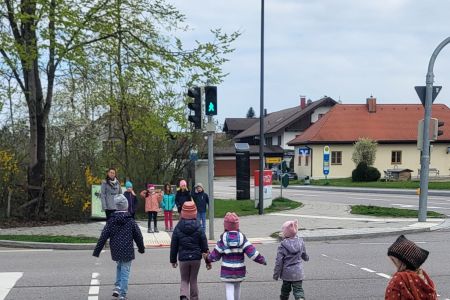 Sicher über die Straße – Verkehrserziehung bei Wurzelzwergen und in Gänseliesl