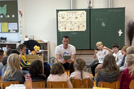 Vorlesen macht schöne Bilder im Kopf: Grundschule Oberschleißheim in der Parksiedlung feiert den Bundesweiten Vorlesetag 2025