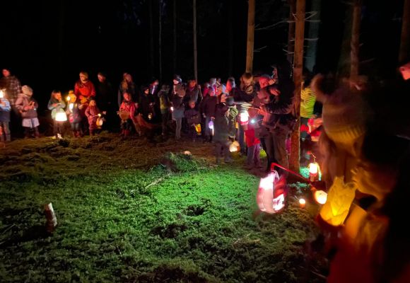 Laternensingen im Wald