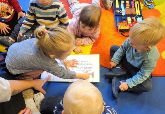 Kinder beim Anschauen eines Buches