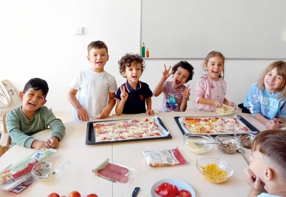Kinder machen Pizza